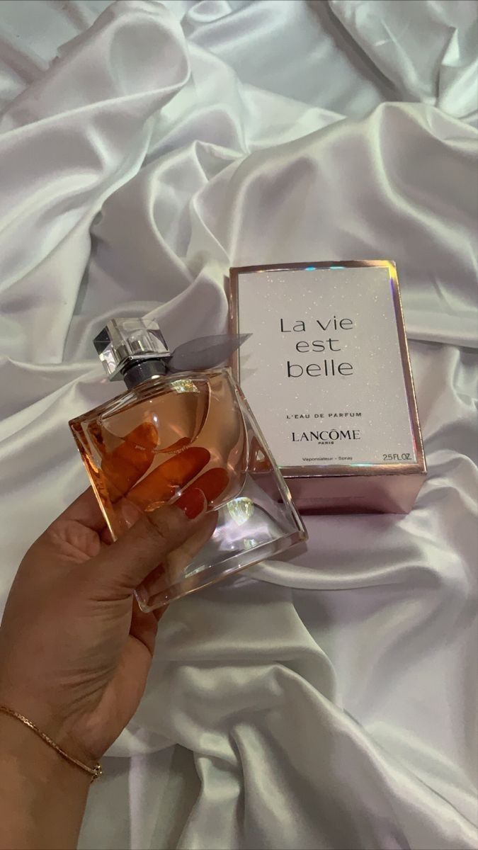 La Vie Est Belle by Lancôme is a Floral Fruity Gourmand fragrance for women